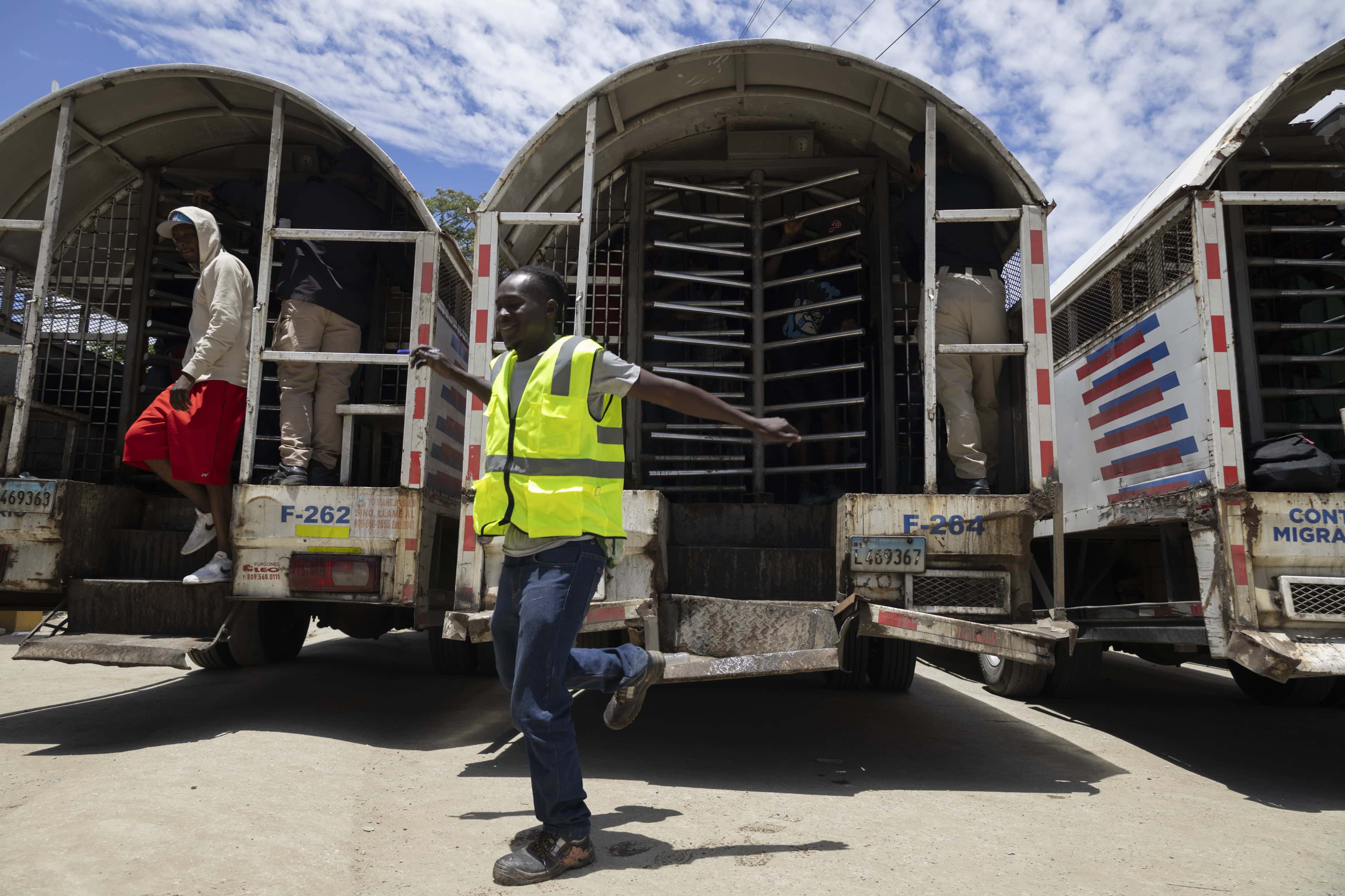 Hombres haitianos bajando del camión en la frontera, a unos metros de Haití.