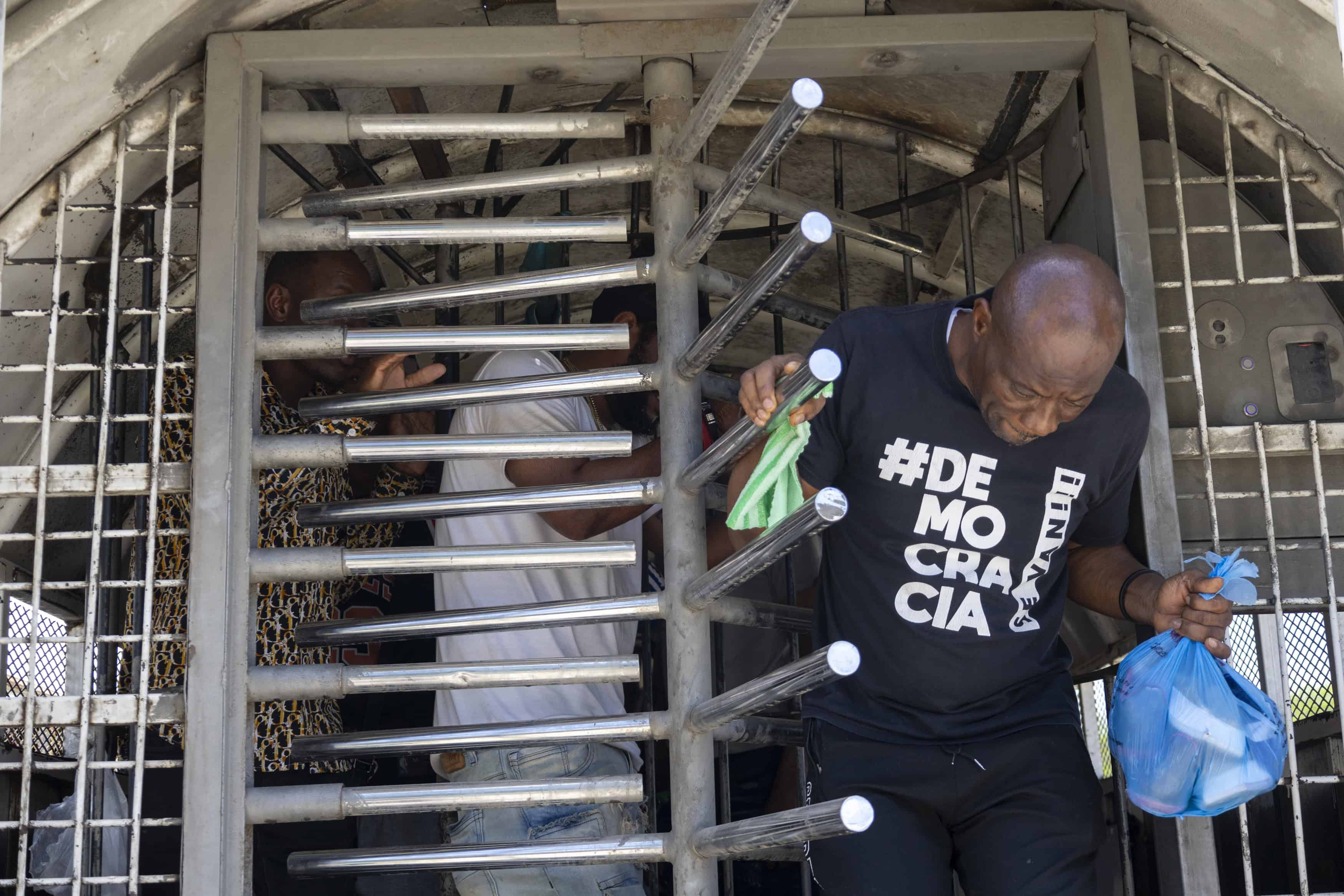 Hombres haitianos bajando del camión en la frontera, a unos metros de Haití.