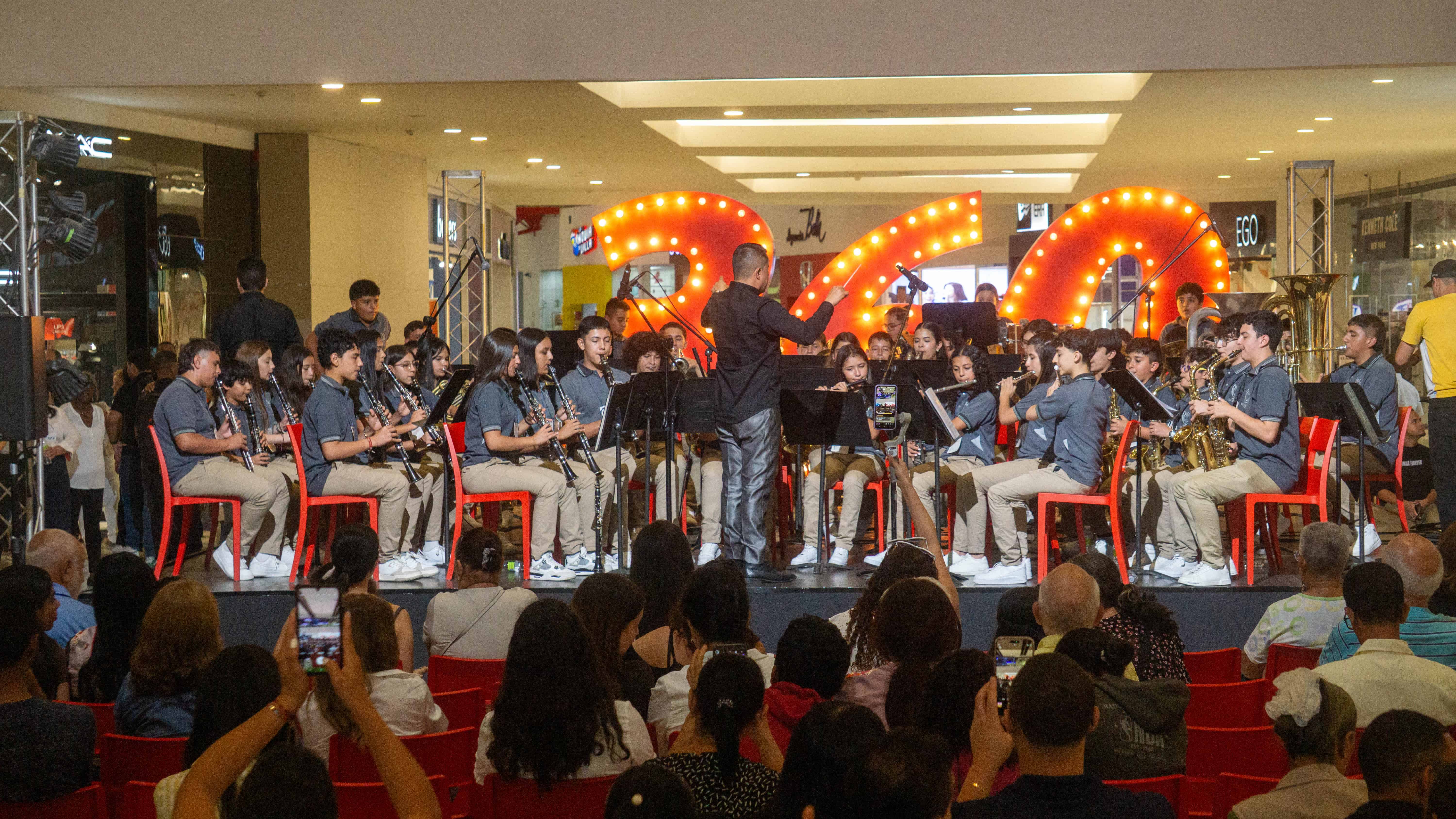 Las bandas ofrecieron un atractivo programa musical.