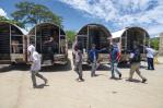 Crónica de 266 deportaciones: hombres, mujeres, niños y recién nacidos cruzan la puerta fronteriza