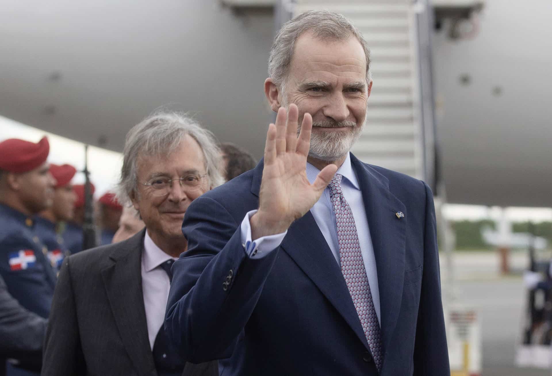El rey Felipe VI saluda al llegar al Aeropuerto Internacional de las Américas, en Santo Domingo, República Dominicana.