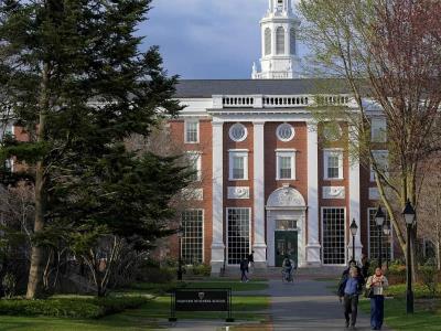 Trump da 72 horas a Harvard por alumnos extranjeros