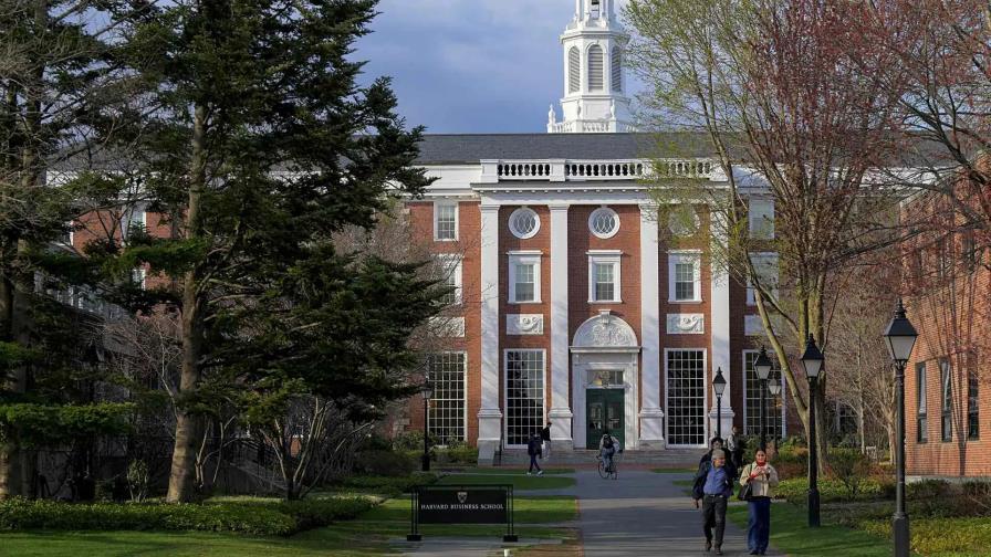 Donald Trump prohíbe a Harvard matricular a estudiantes extranjeros Donald Trump prohíbe a Harvard matricular a estudiantes extranjeros