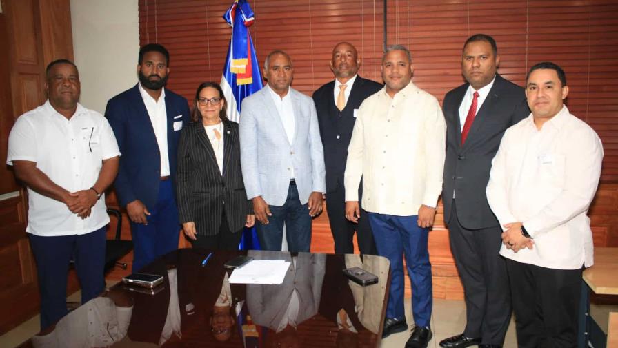 Presentan a congresistas de Peravia proyecto de béisbol de AIBI Presentan a congresistas de Peravia proyecto de béisbol de AIBI