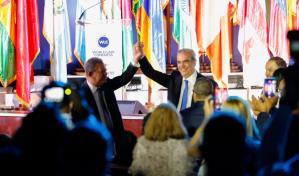 Luis Abinader y Leonel Fernández se abrazan y alzan la mano en señal de unidad