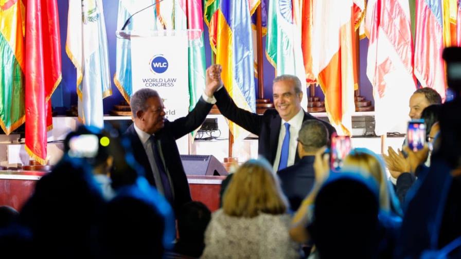Luis Abinader y Leonel Fernández se abrazan y alzan la mano en señal de unidad Luis Abinader y Leonel Fernández se abrazan y alzan la mano en señal de unidad