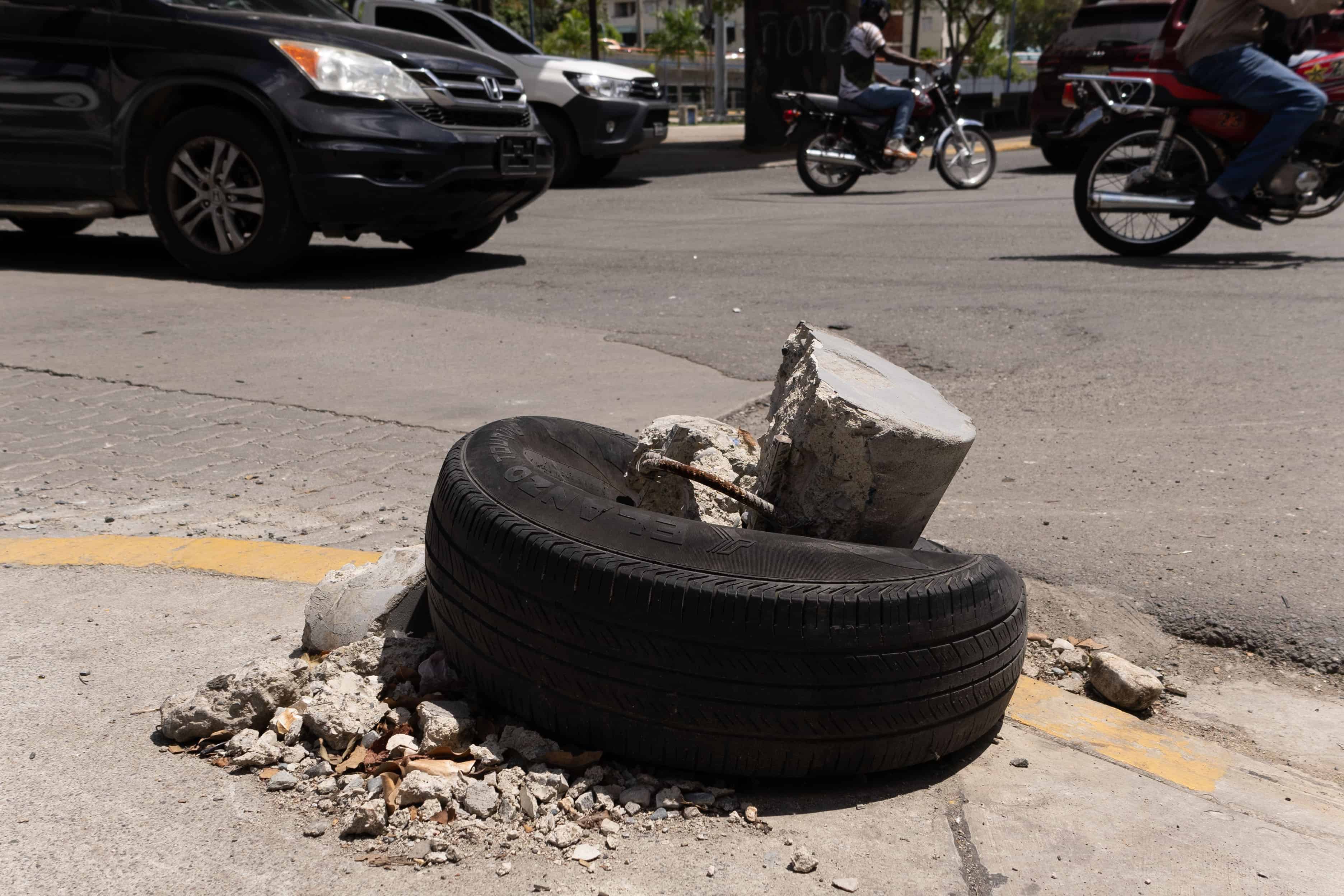 Los camiones han roto bolardos y tumbaron un poste del semáfaro en la calle Josefa Brea.