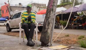 Poste en mal estado amenaza a transeúntes en San Carlos
