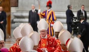 La Constitución vaticana y los ritos del cónclave, en la mesa de los cardenales