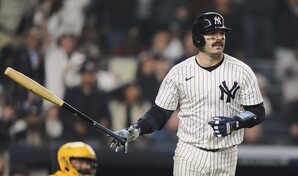 Wells y Domínguez conectan jonrón y Yankees vencen a Phillies