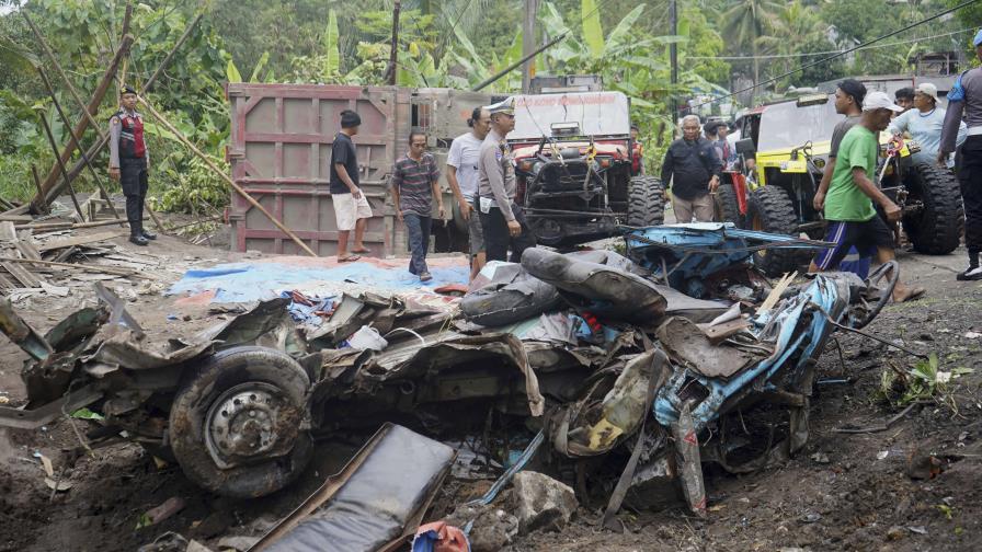Once maestras muertas en un accidente de tránsito en Indonesia Once maestras muertas en un accidente de tránsito en Indonesia