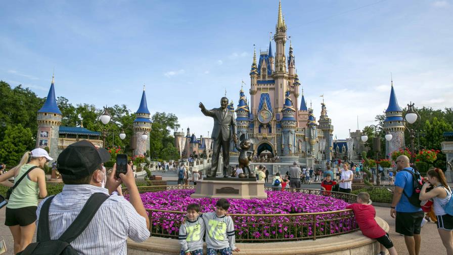 Disney gana US$5,829 millones en su primer semestre fiscal, un aumento del 220 % interanual Disney gana US$5,829 millones en su primer semestre fiscal, un aumento del 220 % interanual