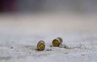 Matan joven sentado en la galería de su casa en Boca Chica