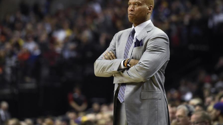 Acusan al exjugador de los Lakers Byron Scott de agredir sexualmente a una adolescente en 1987 Acusan al exjugador de los Lakers Byron Scott de agredir sexualmente a una adolescente en 1987