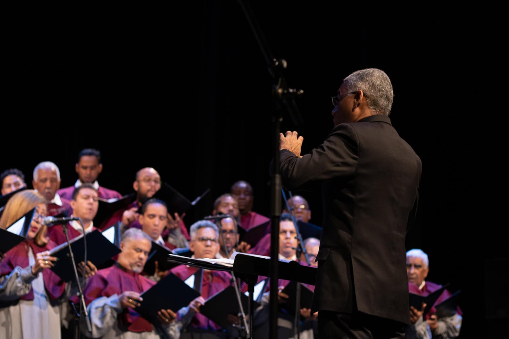El Coro Nacional Dominicano es dirigido por el maestro Elioenai Medina.