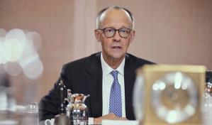 Merz destaca la unidad europea y la defensa en su primer viaje como canciller alemán a París