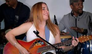 "Junto a ti": Henya canta desde el corazón