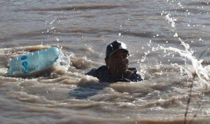 Migrantes se arriesgan en el mar de California ante cerco de Trump en tierra