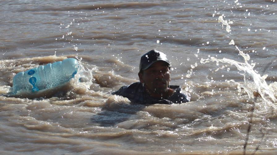Migrantes se arriesgan en el mar de California ante cerco de Trump en tierra Migrantes se arriesgan en el mar de California ante cerco de Trump en tierra