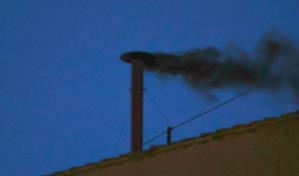 La larga espera que inquietó antes de la primera "fumata" negra