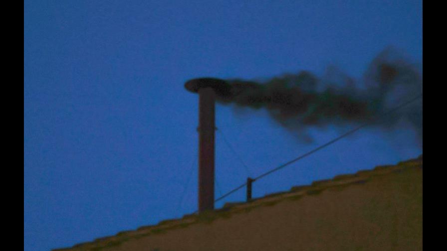La larga espera que inquietó antes de la primera "fumata" negra La larga espera que inquietó antes de la primera "fumata" negra