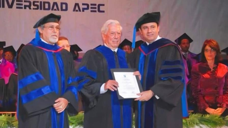 Con Mario Vargas Llosa, cerca y lejos Con Mario Vargas Llosa, cerca y lejos