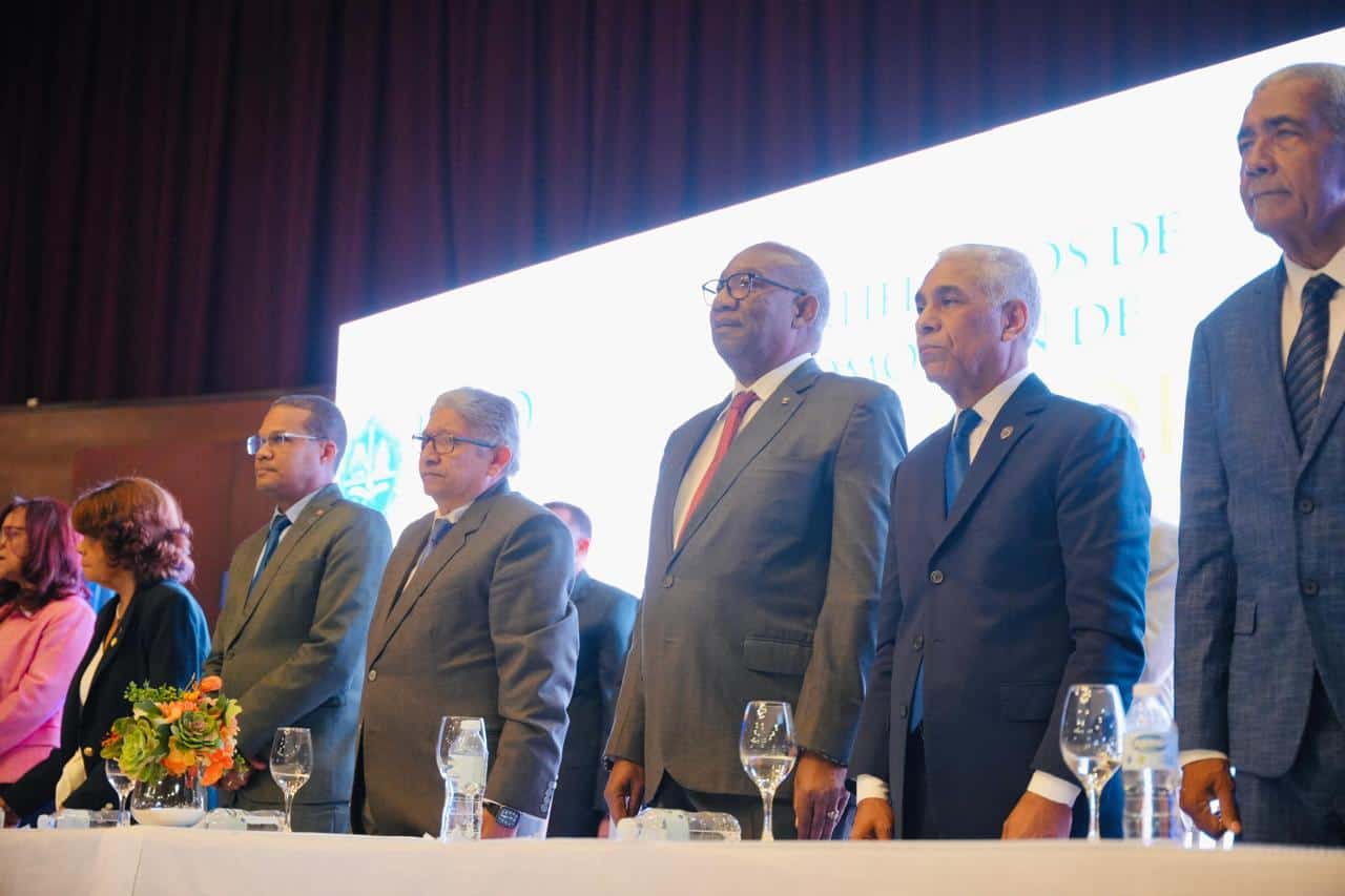 El vicerrector Docente de la UASD, doctor Wilson Mejía durante su intervención en el acto en que se promovieron a 2,600 profesores de distintas categorías.