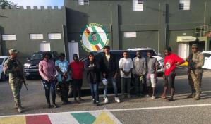 Arrestan a dos militares mientras transportaban a inmigrantes haitianos indocumentados