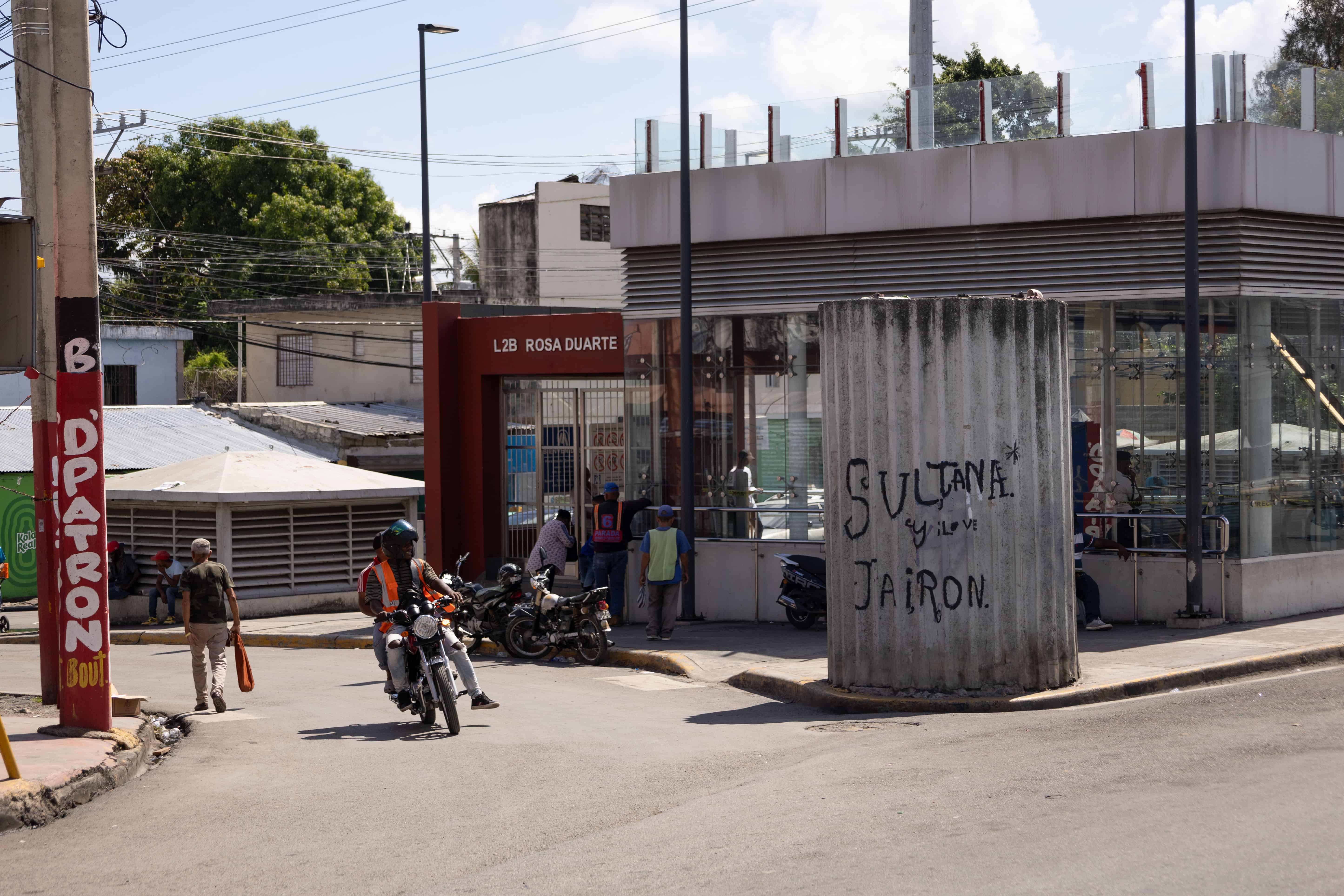 Pilote en la estación Rosa Duarte, Los Mina.