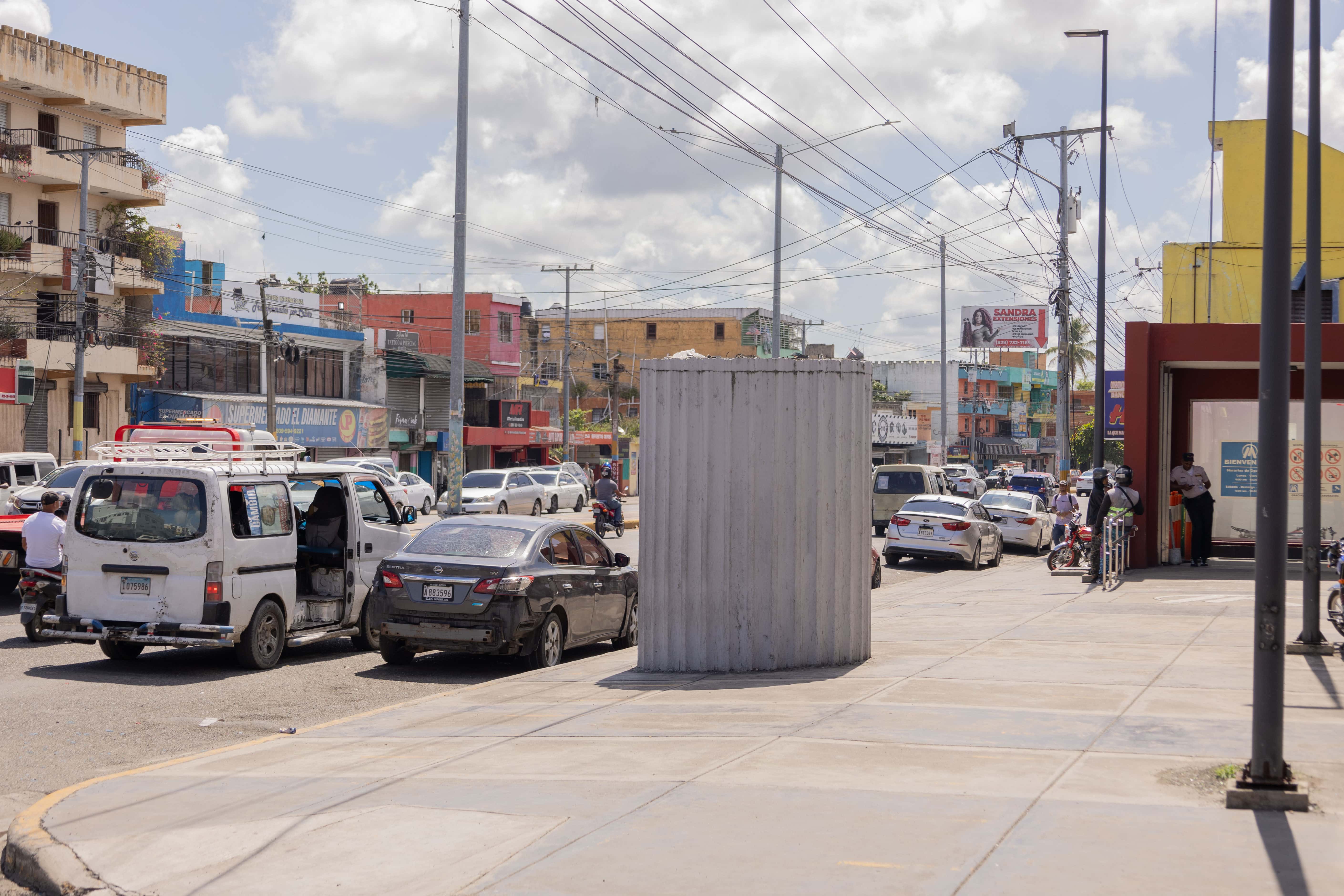 Pilote hincado en la calle Trina Moya de Vásquez.