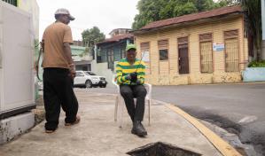 Registro eléctrico abierto en plena acera de la avenida México