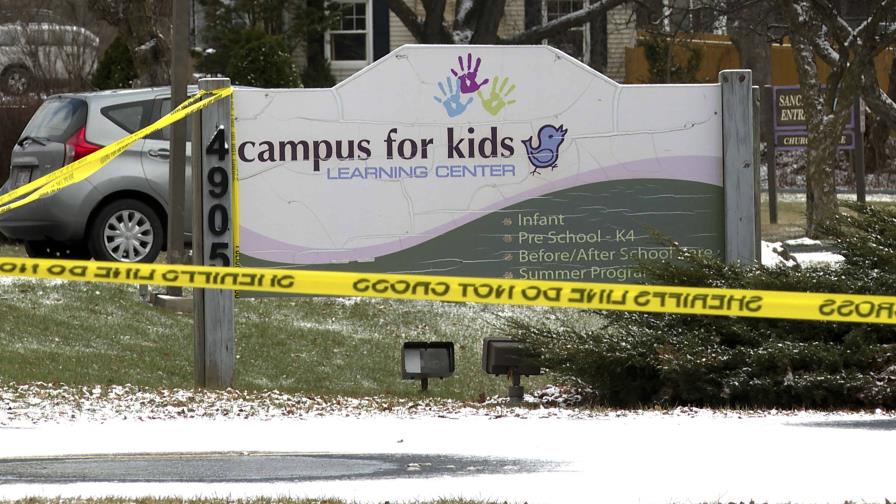 Padre de adolescente que mató a dos en escuela religiosa de Wisconsin enfrenta cargos graves Padre de adolescente que mató a dos en escuela religiosa de Wisconsin enfrenta cargos graves