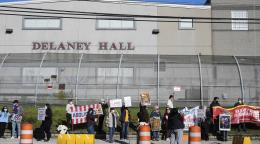 Funcionarios de Trump minimizan huelga de hambre de migrantes y amenazan con alimentarlos a la fuerza