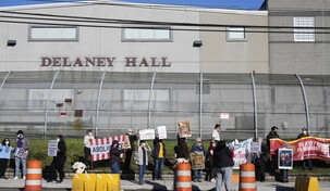 Muere un migrante detenido en un centro de ICE en Nueva Jersey, seg&uacute;n su madre