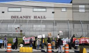 Newark levanta el toque de queda en los alrededores del centro de detenci&oacute;n