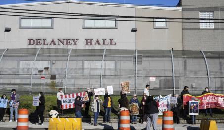Muere un migrante detenido en un centro de ICE en Nueva Jersey, seg&uacute;n su madre
