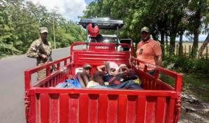 Detienen haitiano ocultaba bajo una lona a otros compatriotas en una motocicleta de tres ruedas