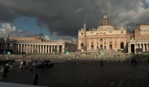El segundo día de cónclave en el Vaticano comienza con fumata negra