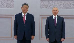 Putin y Xi muestran su sintonía en el Kremlin, Ucrania denuncia la violación de la tregua