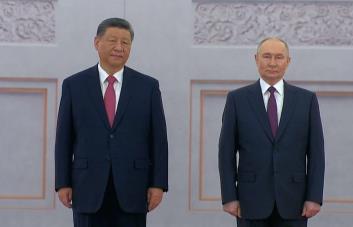 Putin y Xi muestran su sintonía en el Kremlin, Ucrania denuncia la violación de la tregua