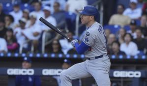 Triple de Freeman con bases llenas ayuda a Dodgers a vencer a Marlins por 10-1