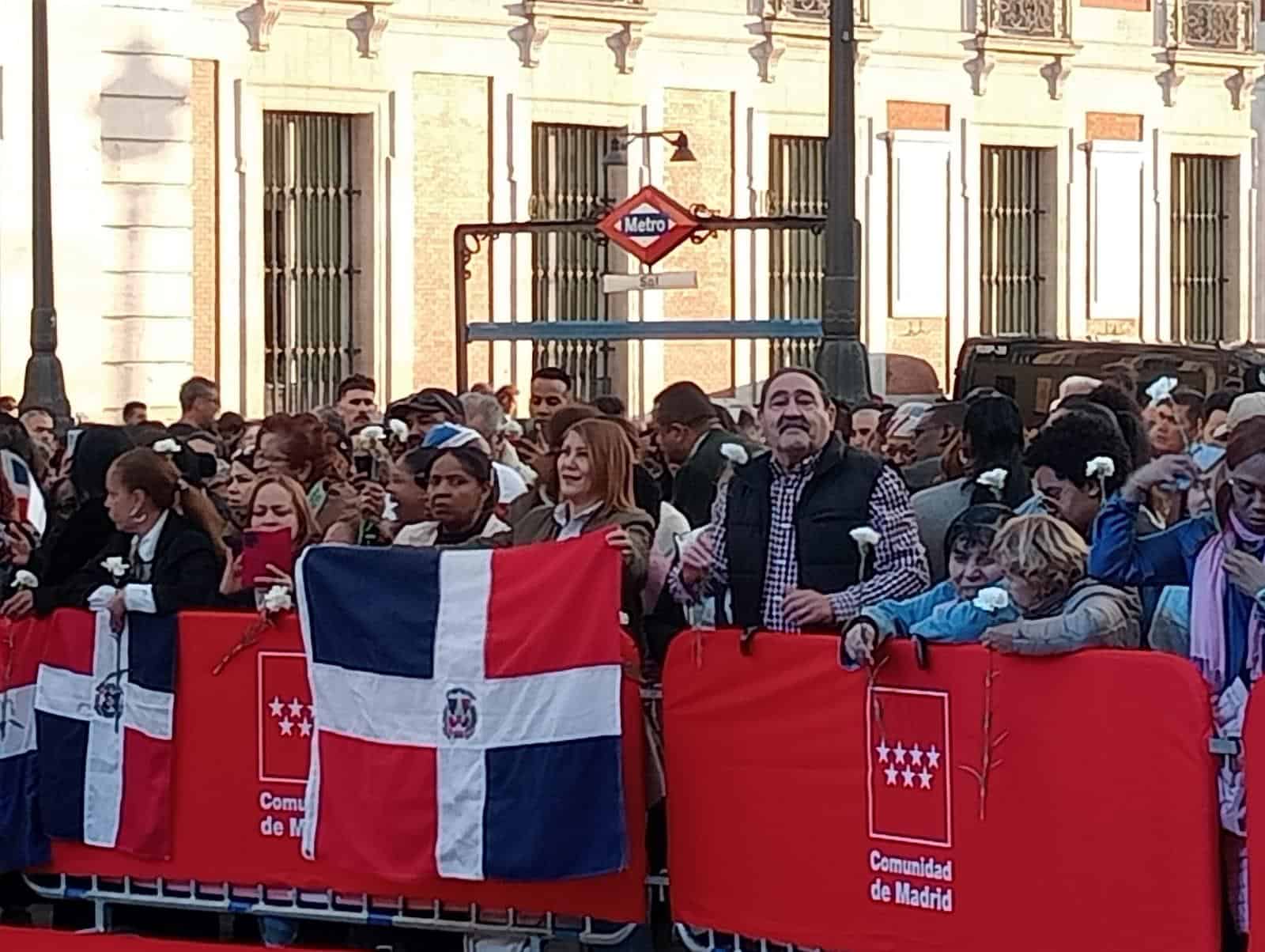 Dominicanos en Madrid muestran la bandera de RD durante el emotivo homenaje.