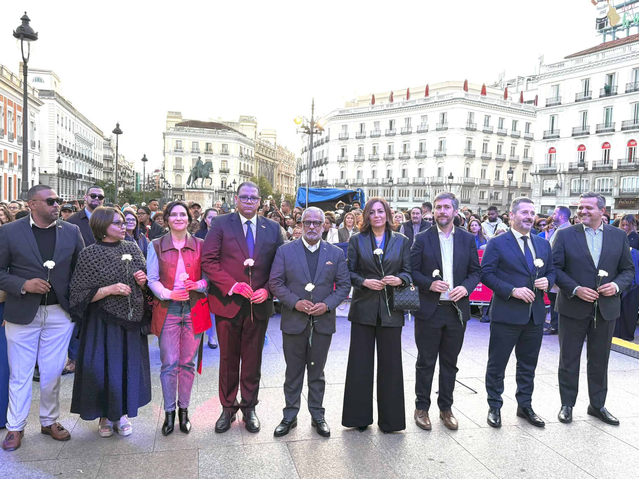 En el centro, el cónsul general de la República Dominicana en Madrid, España, José Marte Piantini, y otras autoridades se dieron cita al homenaje.