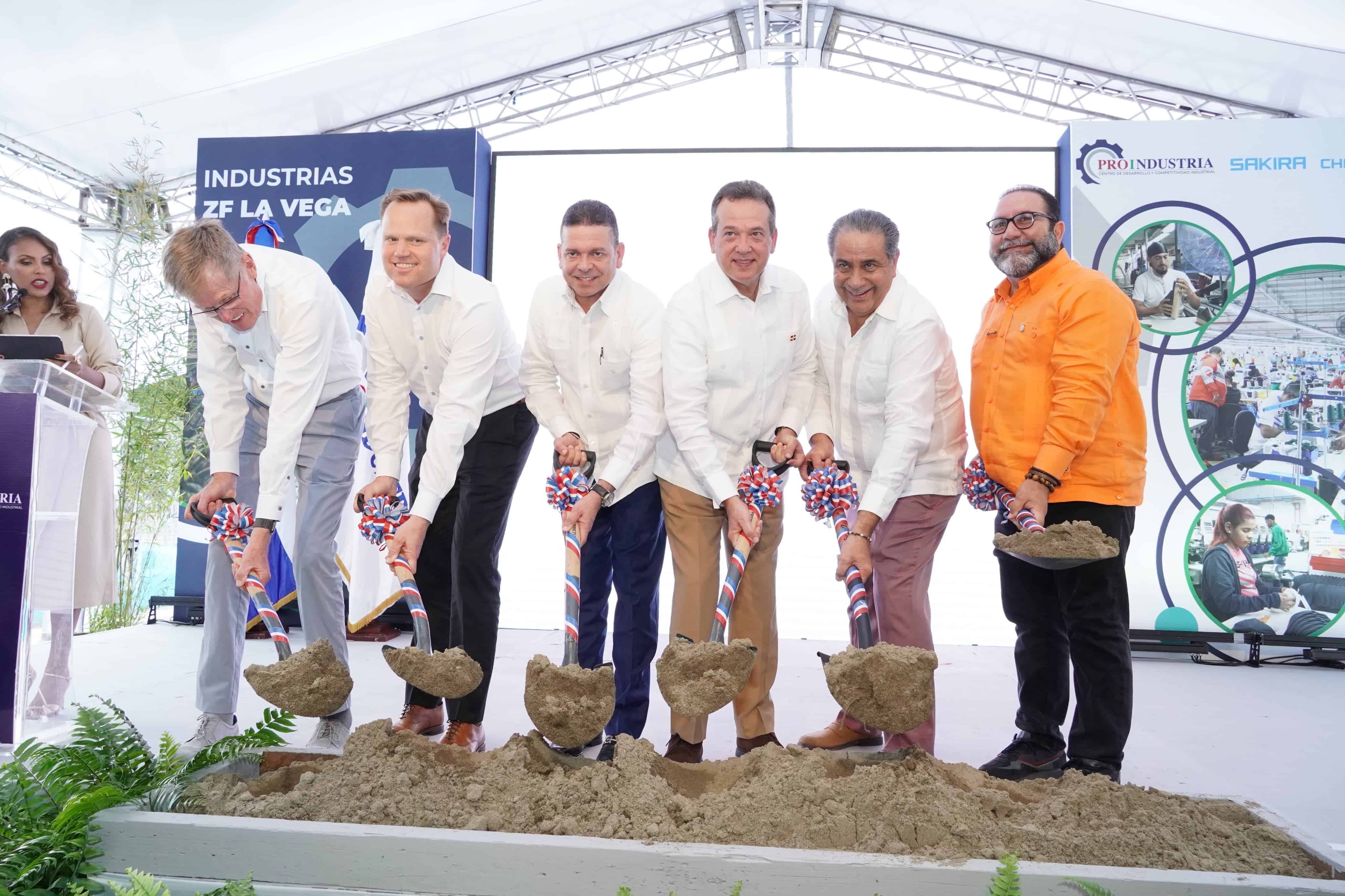 Autoridades y ejecutivos de Sakira Manufacturing dan primer palazo en La Vega.