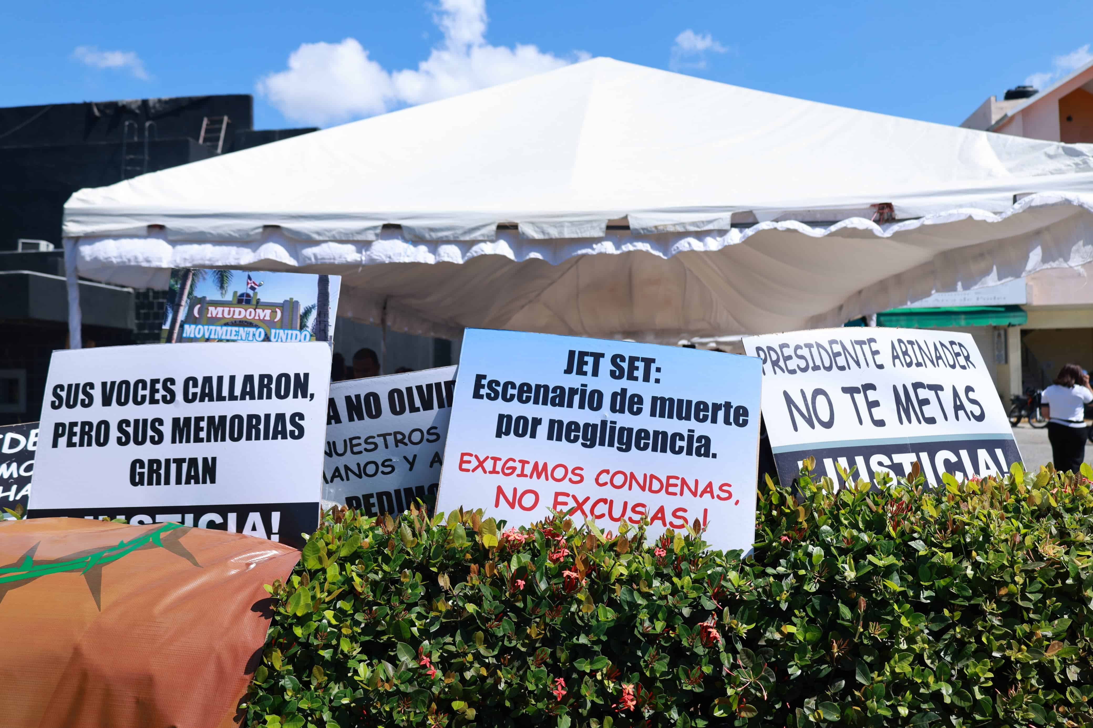 Carteles con mensajes de justicia fueron colocados en la zona cero del Jet Set, a un mes del colapso que cobró decenas de vidas.