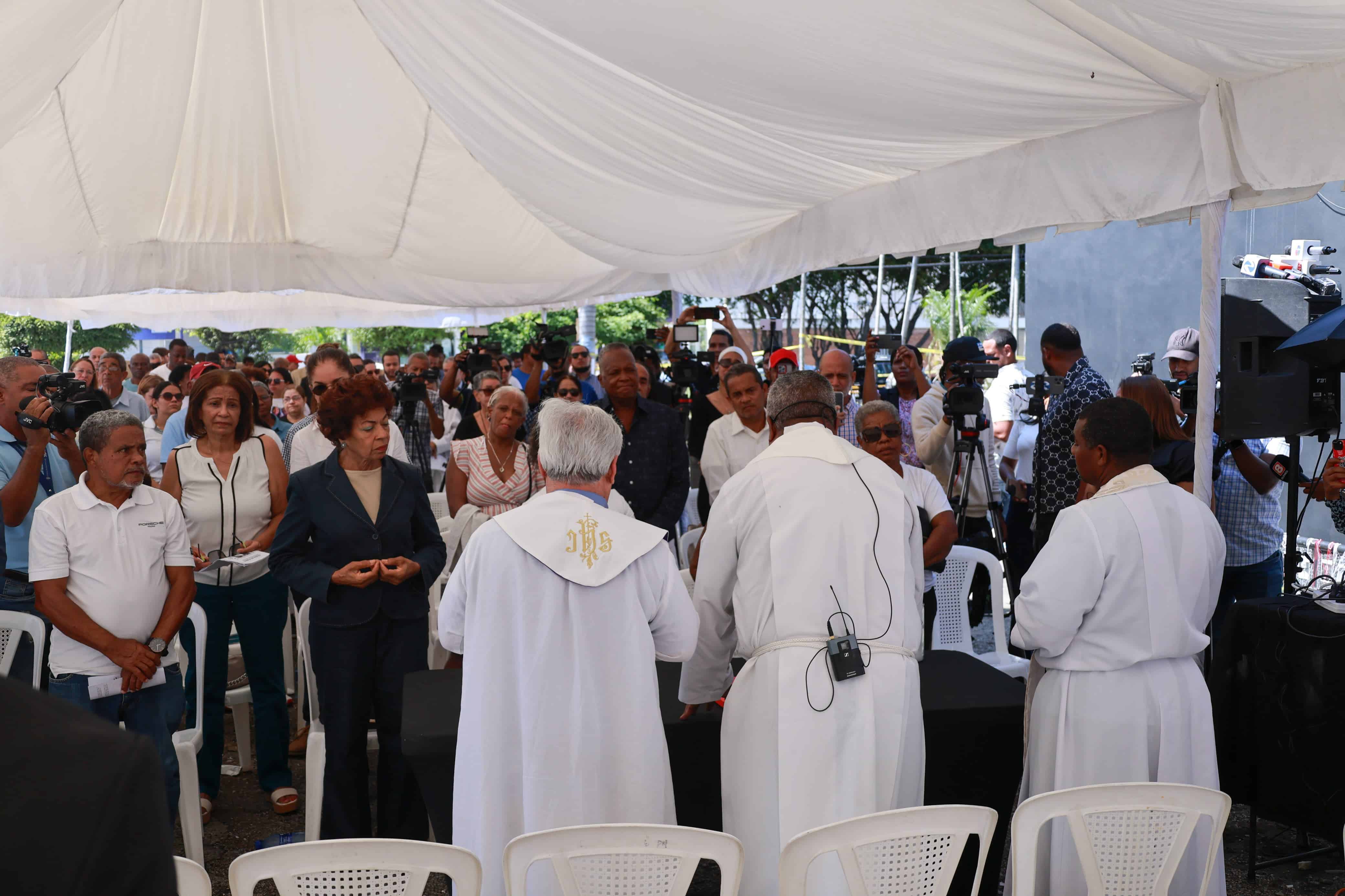 En la misa, decenas de personas, entre ellas familiares y amigos de las víctimas, se dieron cita para rendir homenaje a sus seres queridos fallecidos.