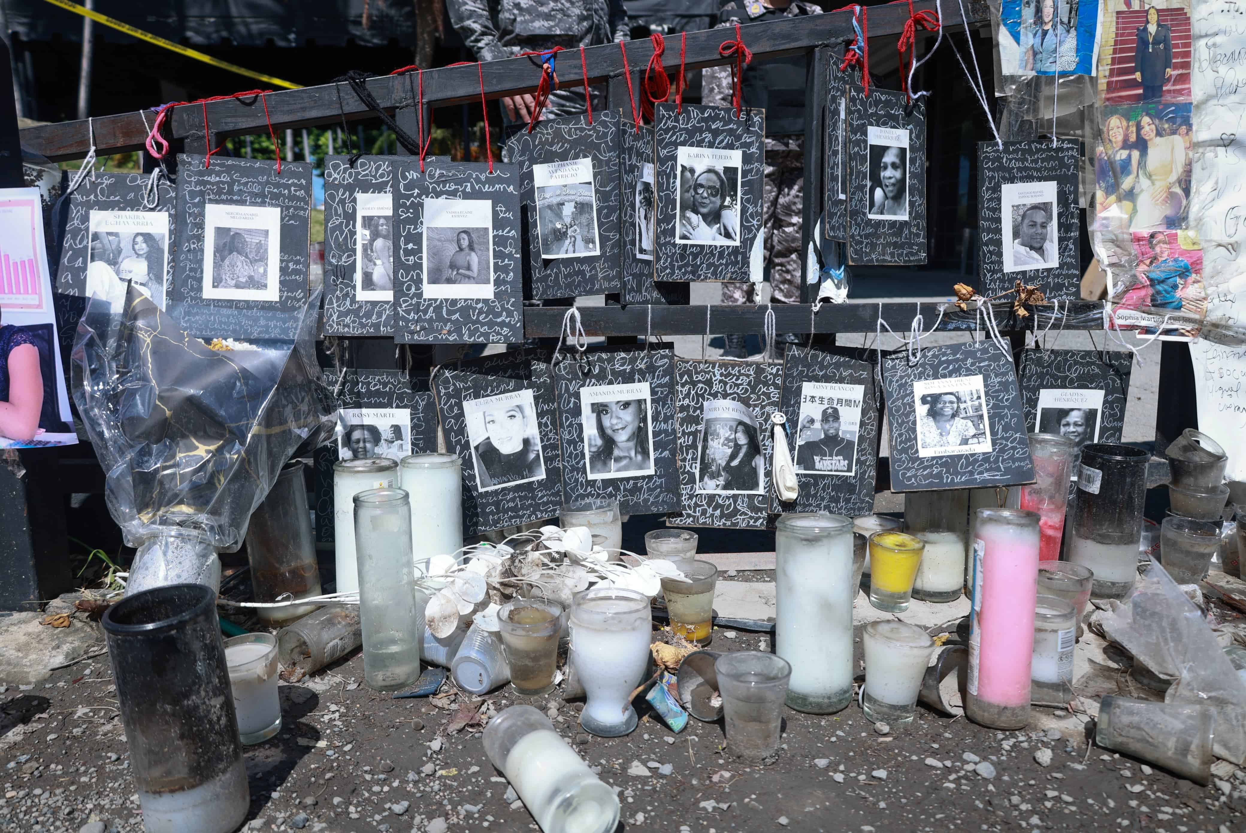 Imágenes de los fallecidos en la zona cero del Jet Set, escenario de una de las peores tragedias del país. A un mes del colapso, se celebró una misa a la que asistieron decenas de personas, entre ellas familiares y amigos de las víctimas.