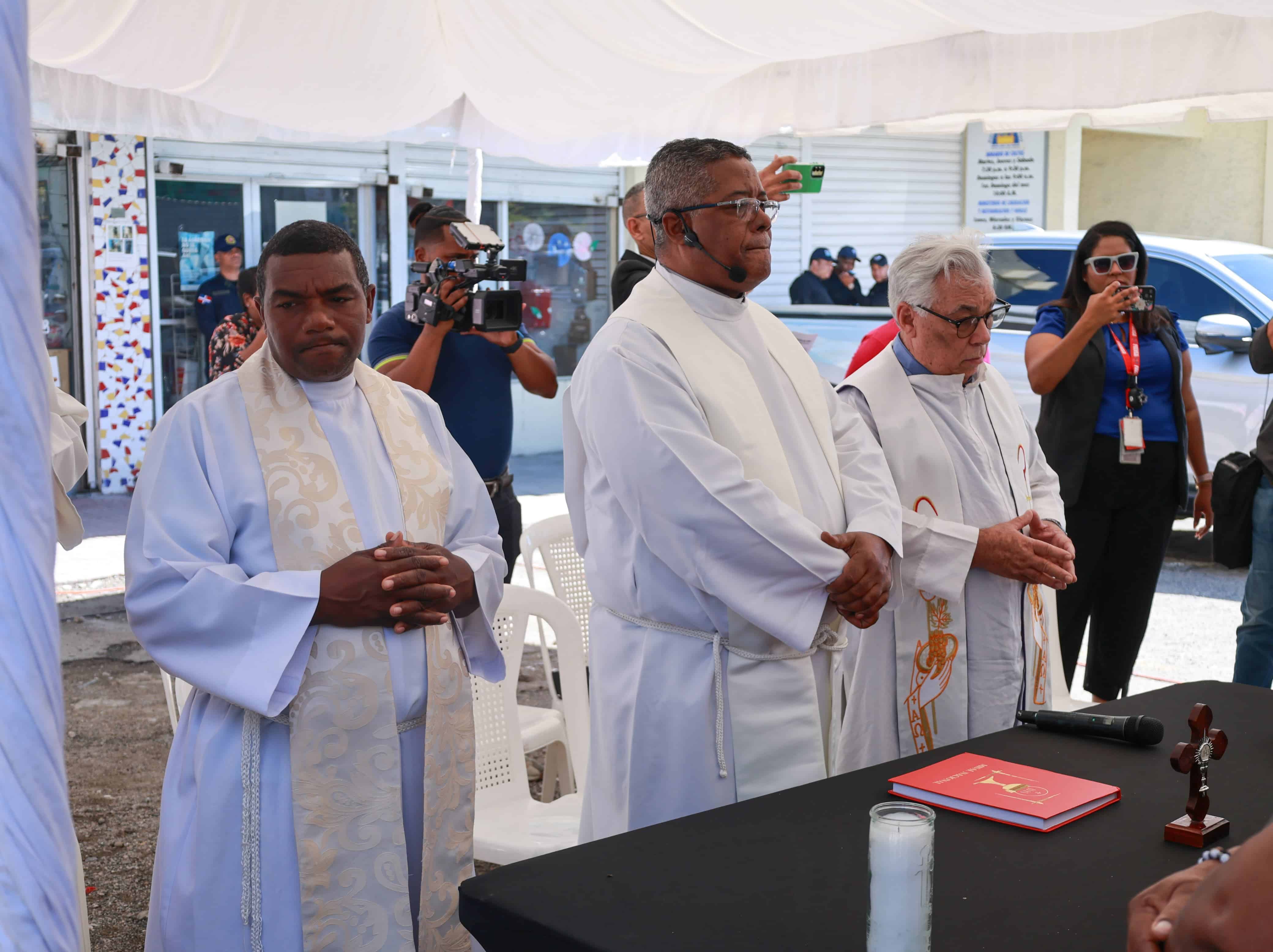 El padre Marino Alcántara, celebró la misa acompañado de decenas de personas, entre ellos familiares y amigos de las víctimas. 
