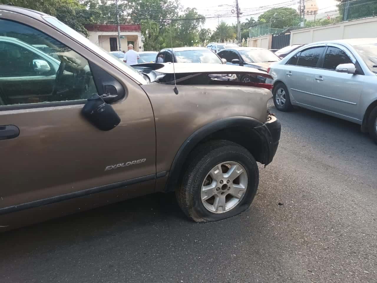 Un vehículo visiblemente dañado, incluso con las gomas vacías. 