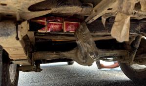 Ejército incauta 76 mil cigarrillos ilegales ocultos en el chasis de una camioneta Ejército incauta 76 mil cigarrillos ilegales ocultos en el chasis de una camioneta